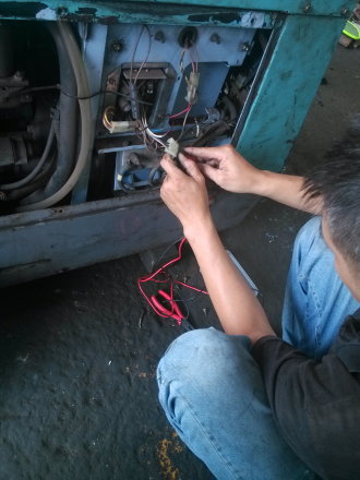 老闆正在檢測客人送來的DENYO(電友) 型號：TLW-300SSWY 柴油引擎電焊發電機